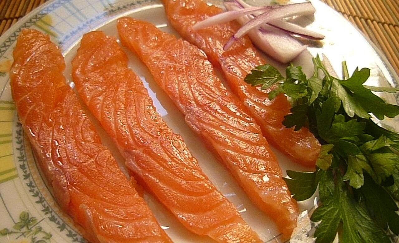Засолить семгу вкусный рецепт. Красная рыба. Красная рыба соленая. Рыба семга соленая. Филе лосося слабосоленое.